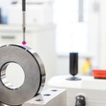 ettaglio di una struttura metallica lucida e di precisione, progettata e realizzata per applicazioni nel settore farmaceutico, conforme agli standard di sicurezza e igiene industriale.